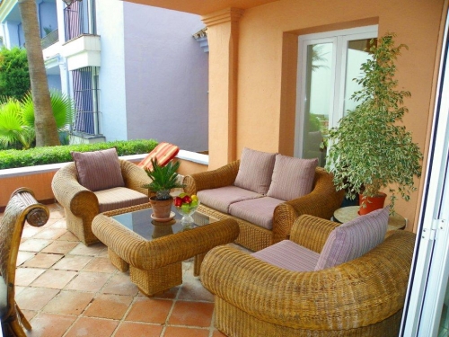 Lounge-Möbel auf Terrasse